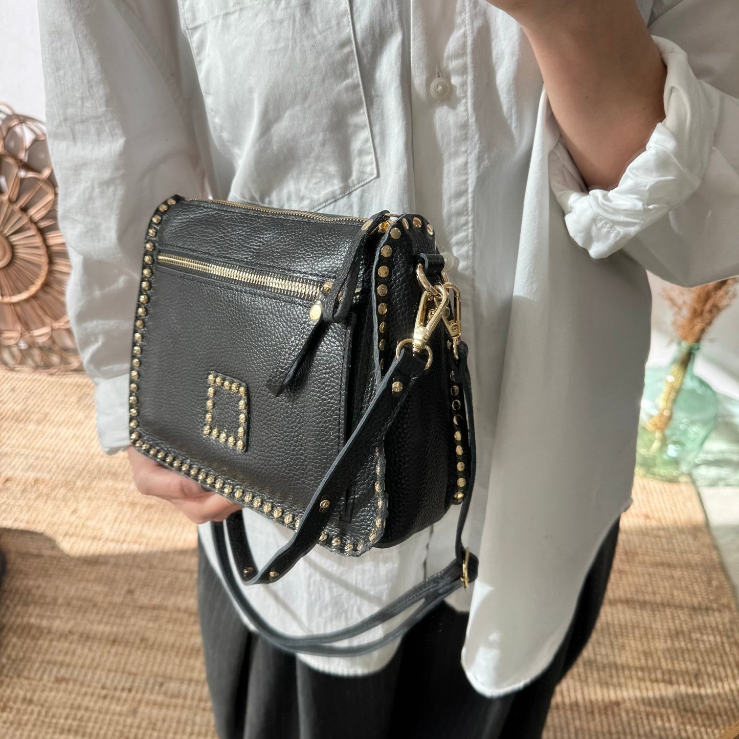 Bolso negro piel tachuelas doradas - Bubbleshopbcn