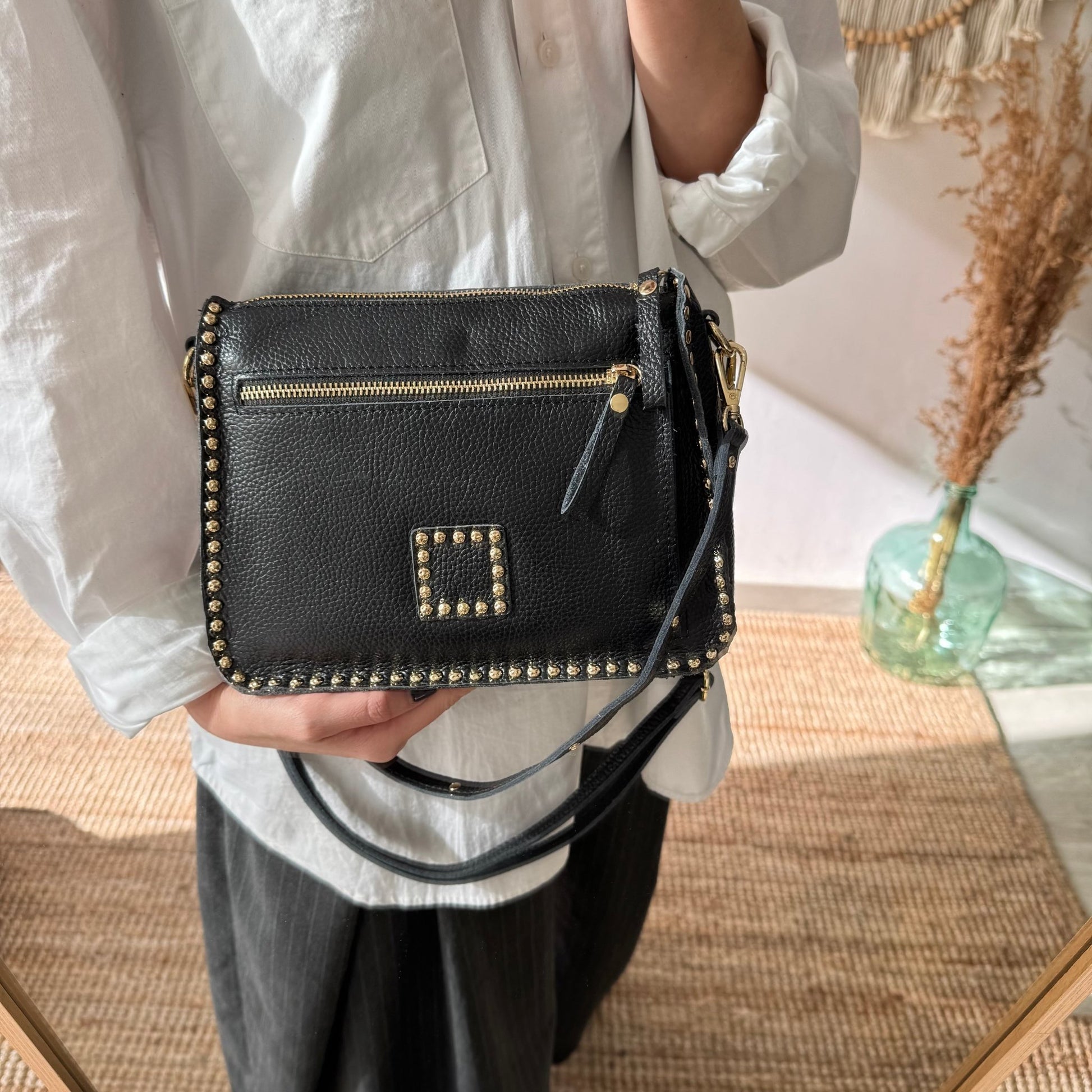 Bolso negro piel tachuelas doradas - Bubbleshopbcn