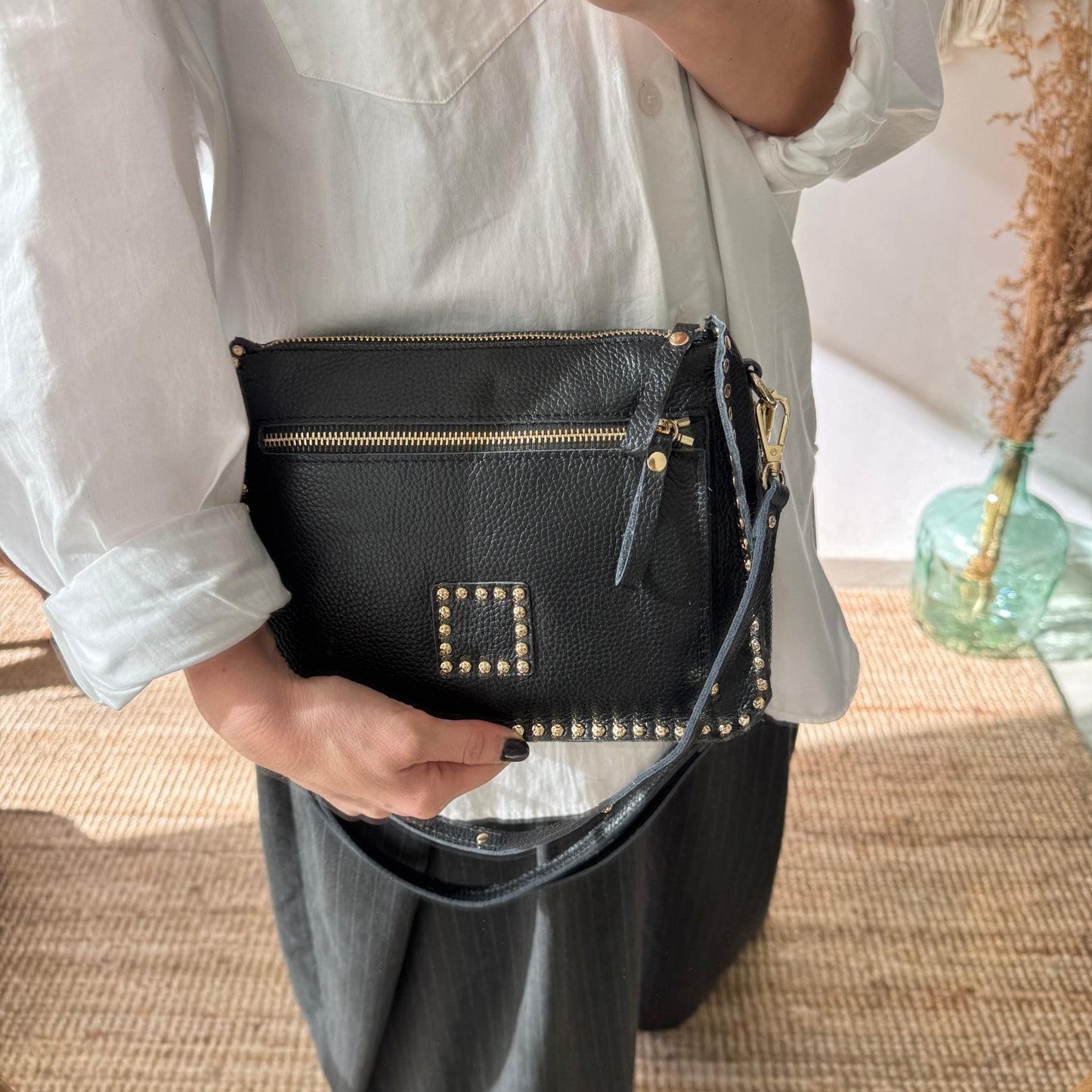 Bolso negro piel tachuelas doradas - Bubbleshopbcn