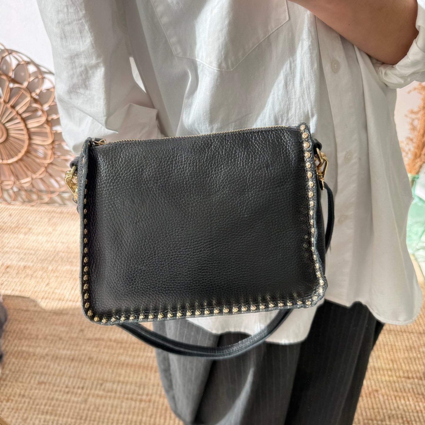 Bolso negro piel tachuelas doradas - Bubbleshopbcn