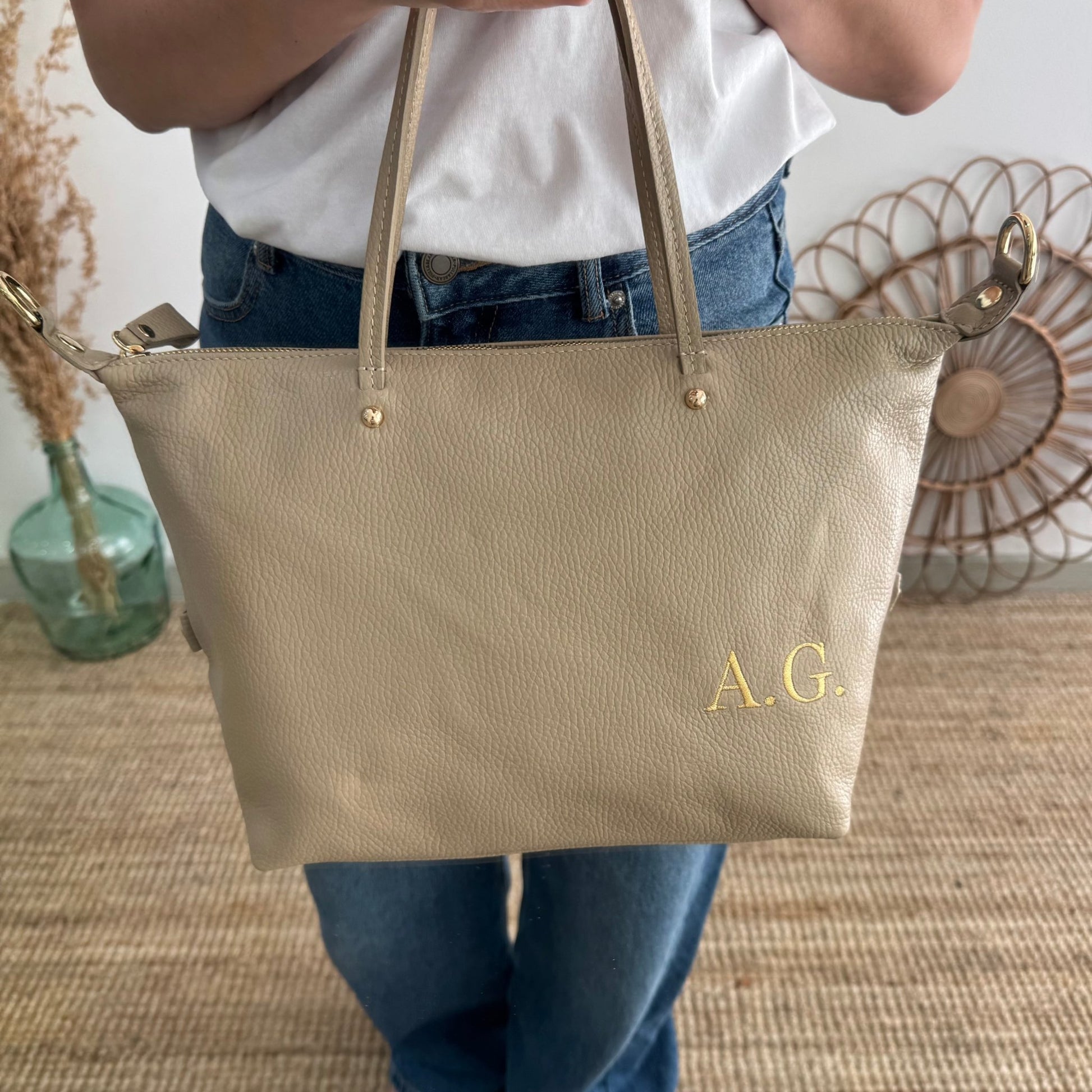 Bolso piel taupe iniciales bordadas - Bubbleshopbcn
