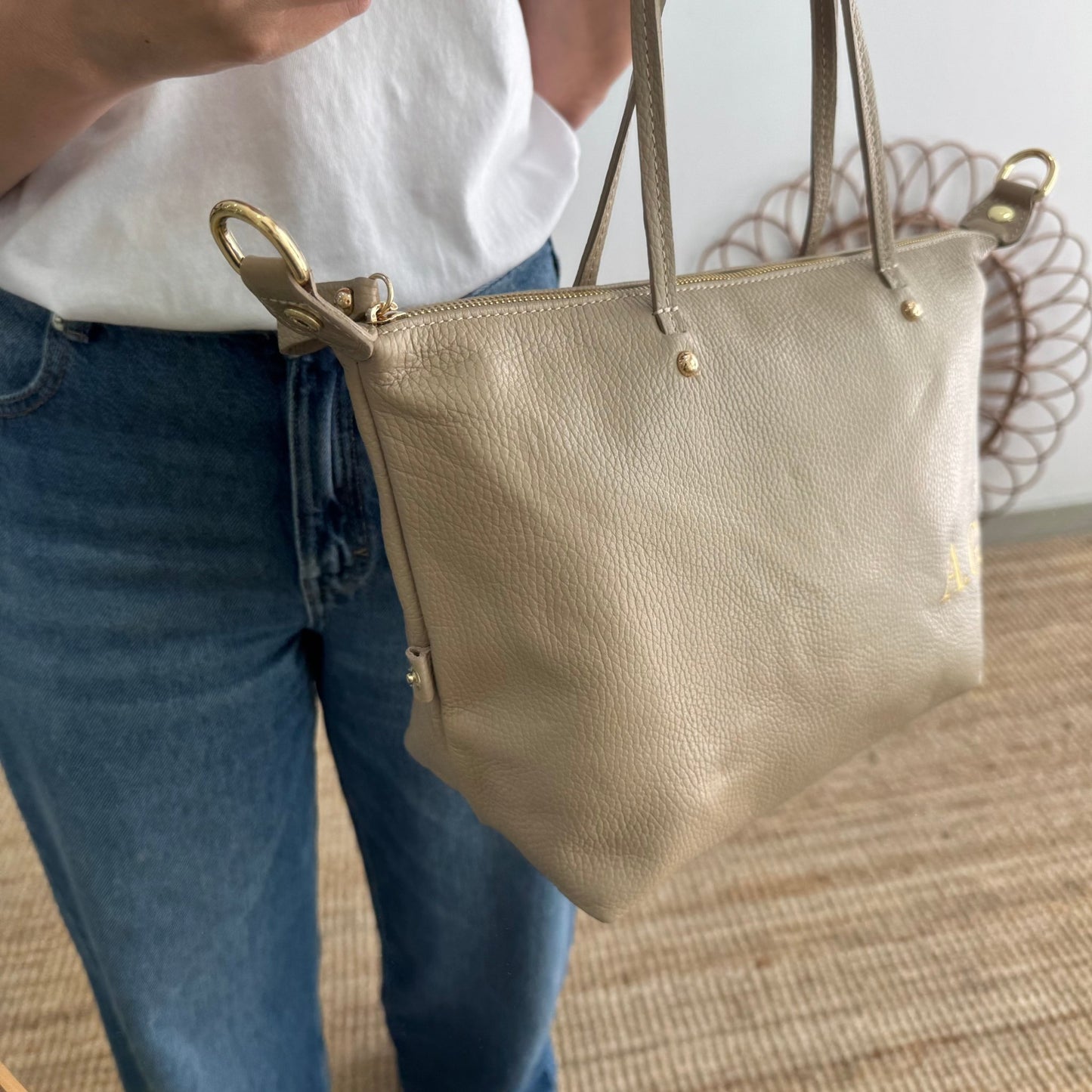 Bolso piel taupe iniciales bordadas - Bubbleshopbcn