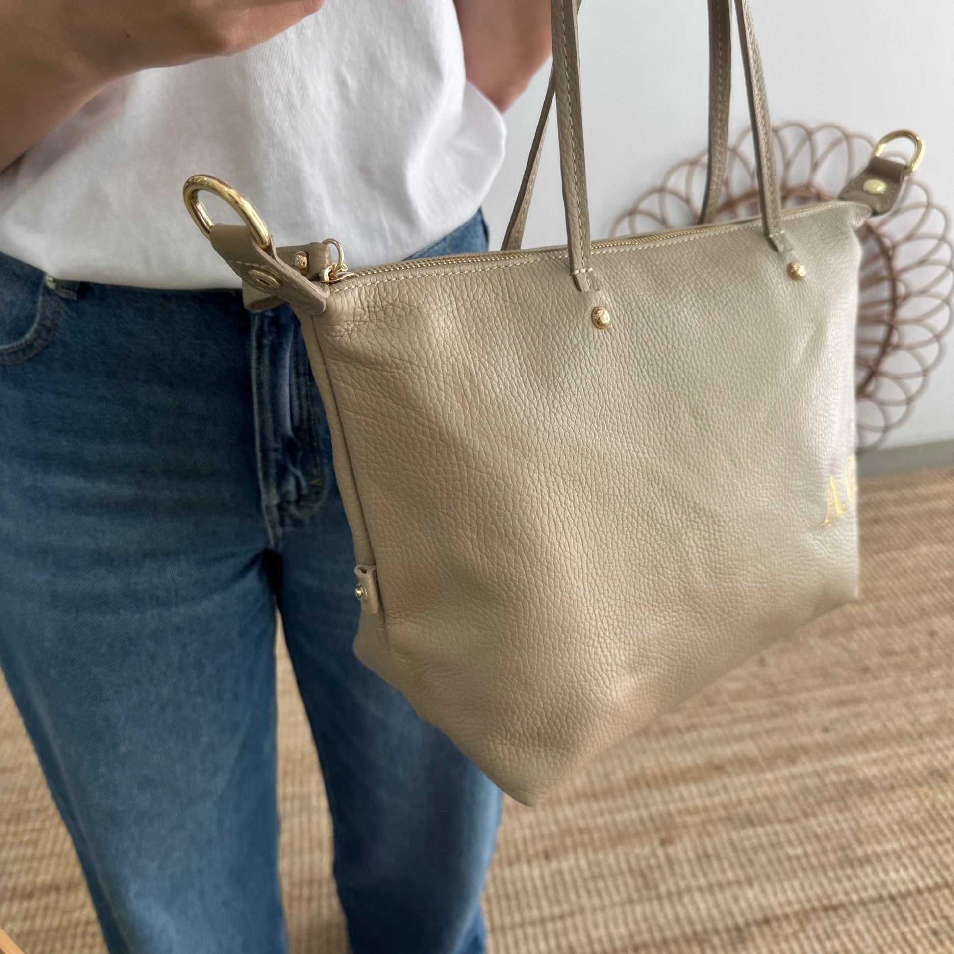 Bolso piel taupe iniciales bordadas - Bubbleshopbcn