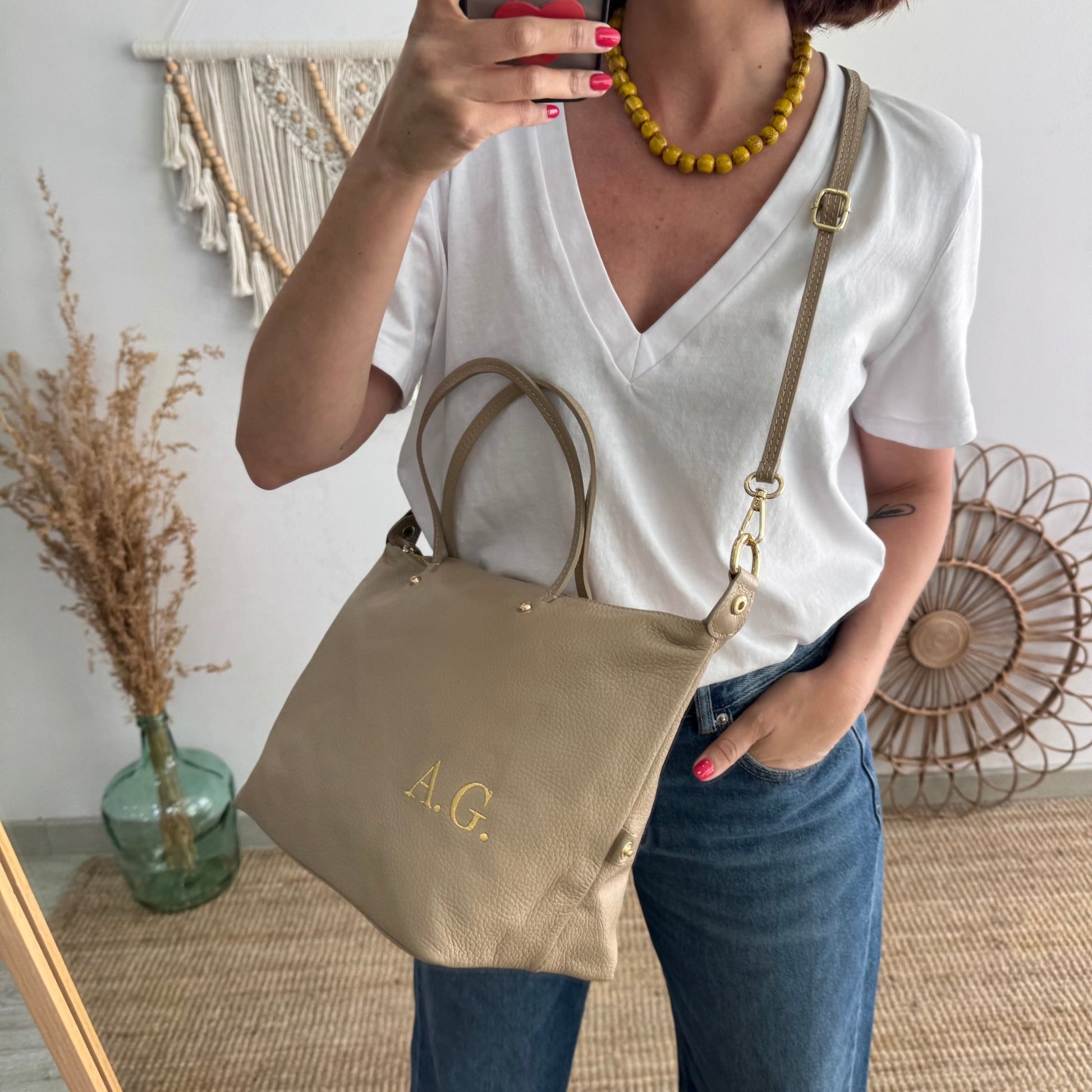 Bolso piel taupe iniciales bordadas - Bubbleshopbcn