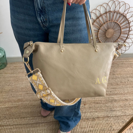 Bolso piel taupe iniciales bordadas - Bubbleshopbcn