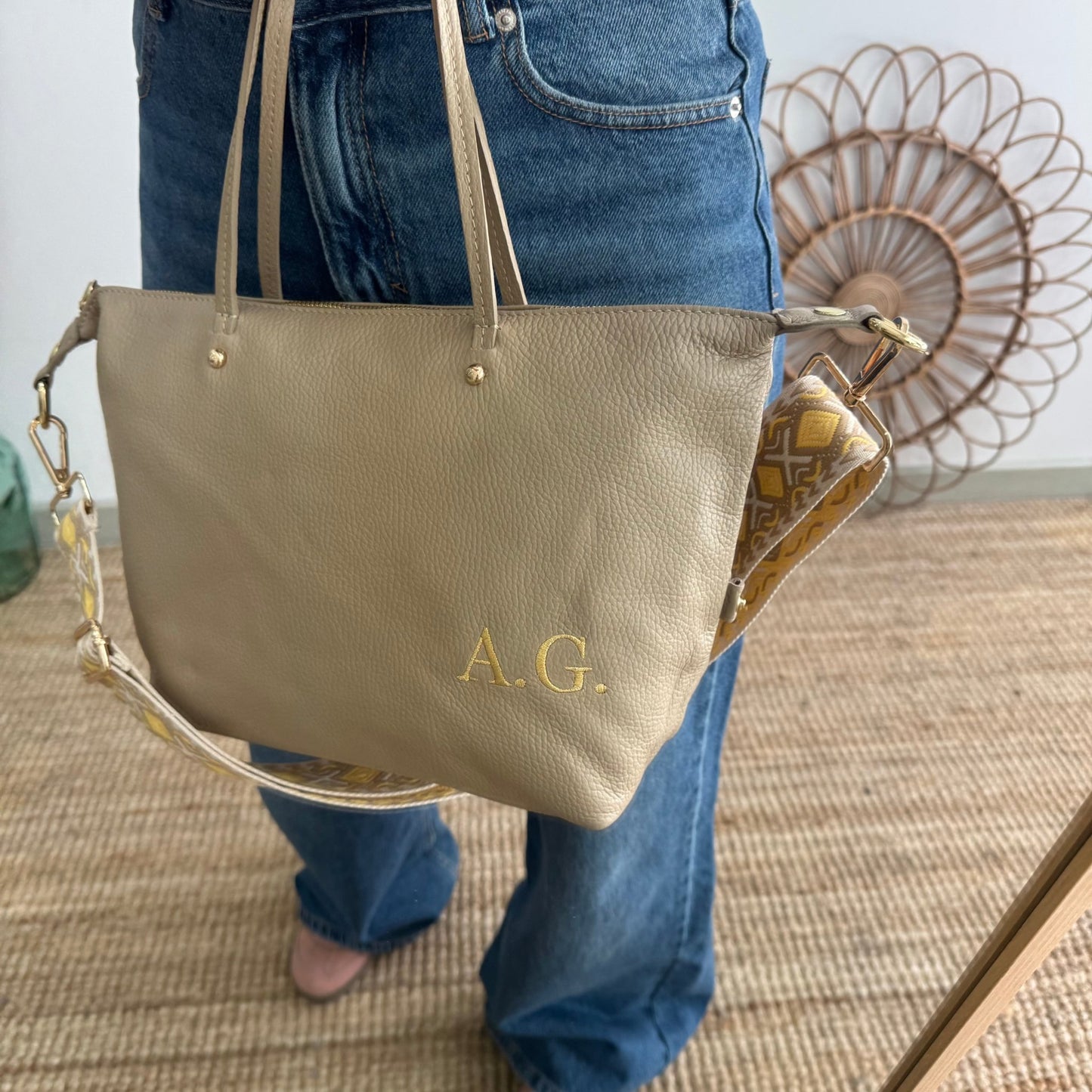 Bolso piel taupe iniciales bordadas - Bubbleshopbcn