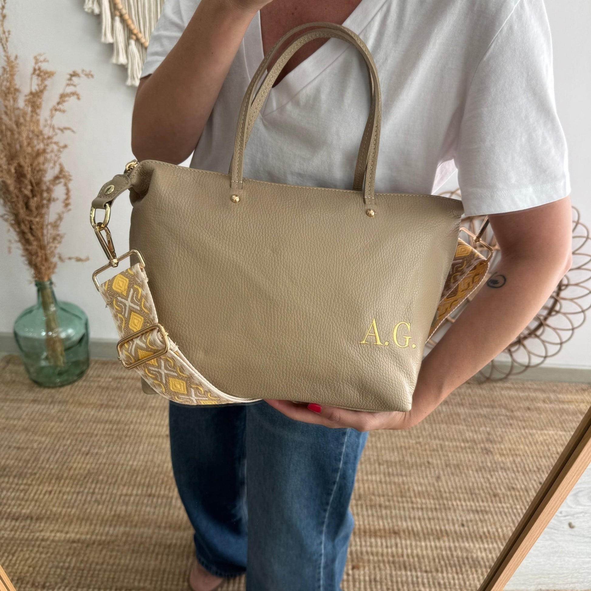 Bolso piel taupe iniciales bordadas - Bubbleshopbcn