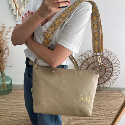 Bolso piel taupe iniciales bordadas - Bubbleshopbcn