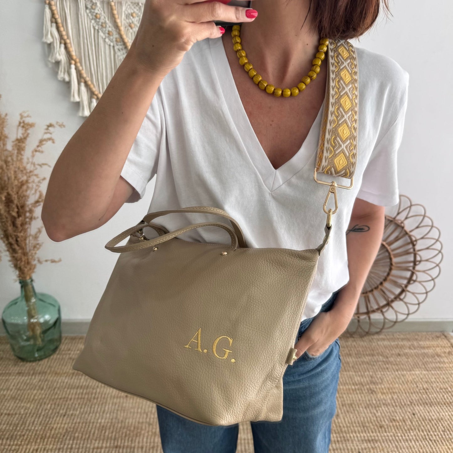 Bolso piel taupe iniciales bordadas - Bubbleshopbcn