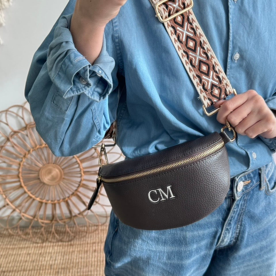 Riñonera/bandolera piel marrón herrajes dorados iniciales bordadas