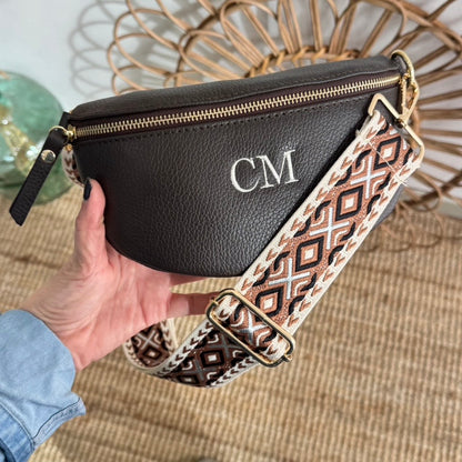 Riñonera/bandolera piel marrón herrajes dorados iniciales bordadas