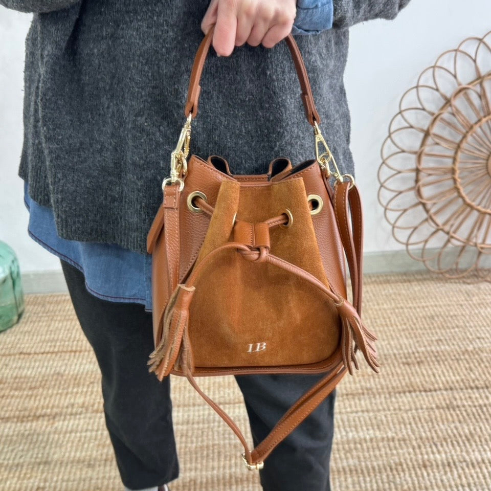 Bolso bucket combinado serraje y piel camel pompón iniciales bordadas