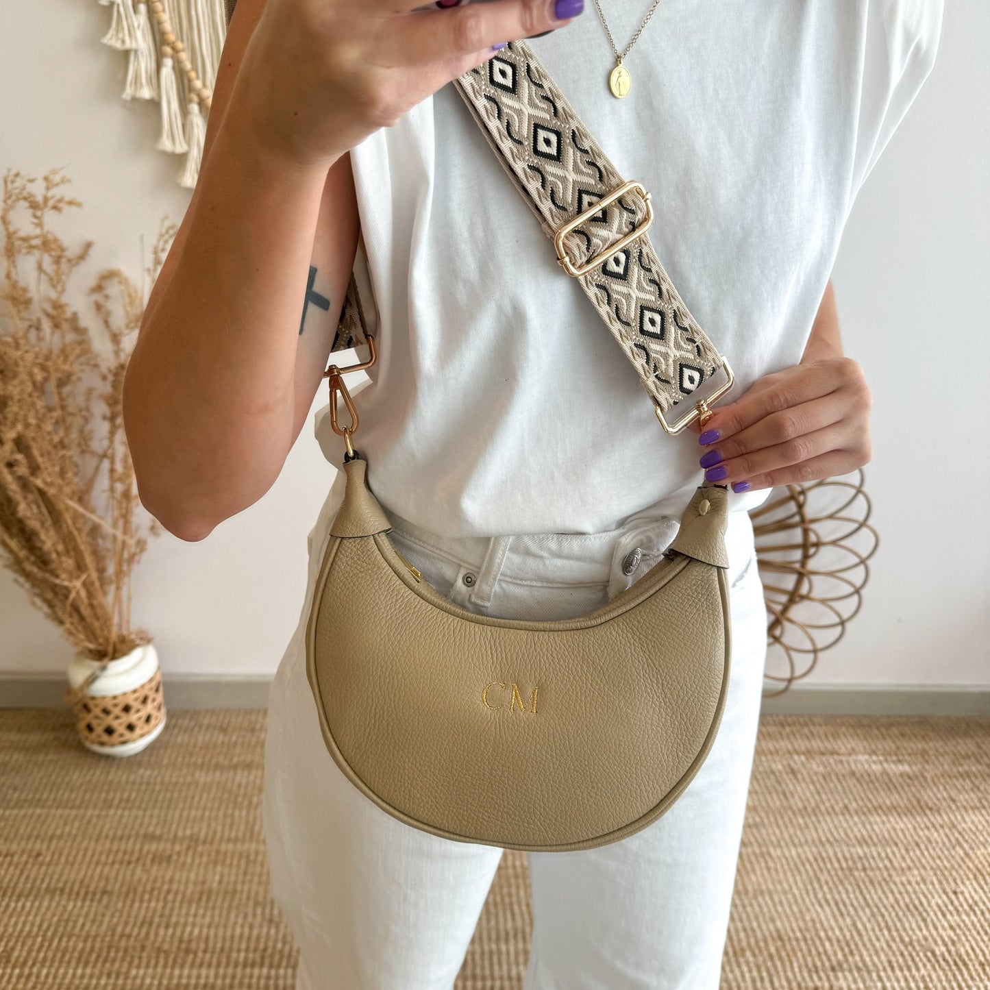 Bolso media luna piel taupe iniciales bordadas