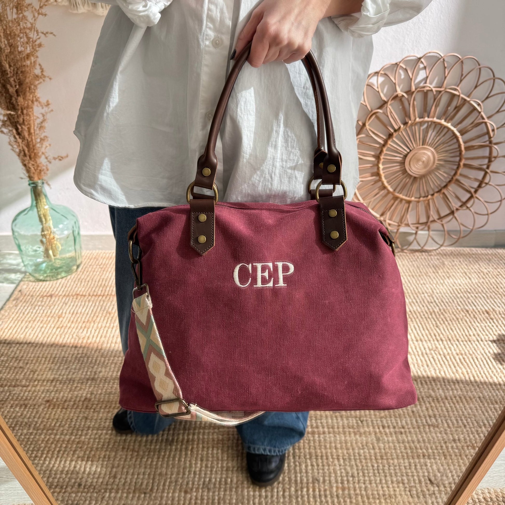 Bolso combinado loneta y piel granate iniciales bordadas con correa étnica - Bubbleshopbcn