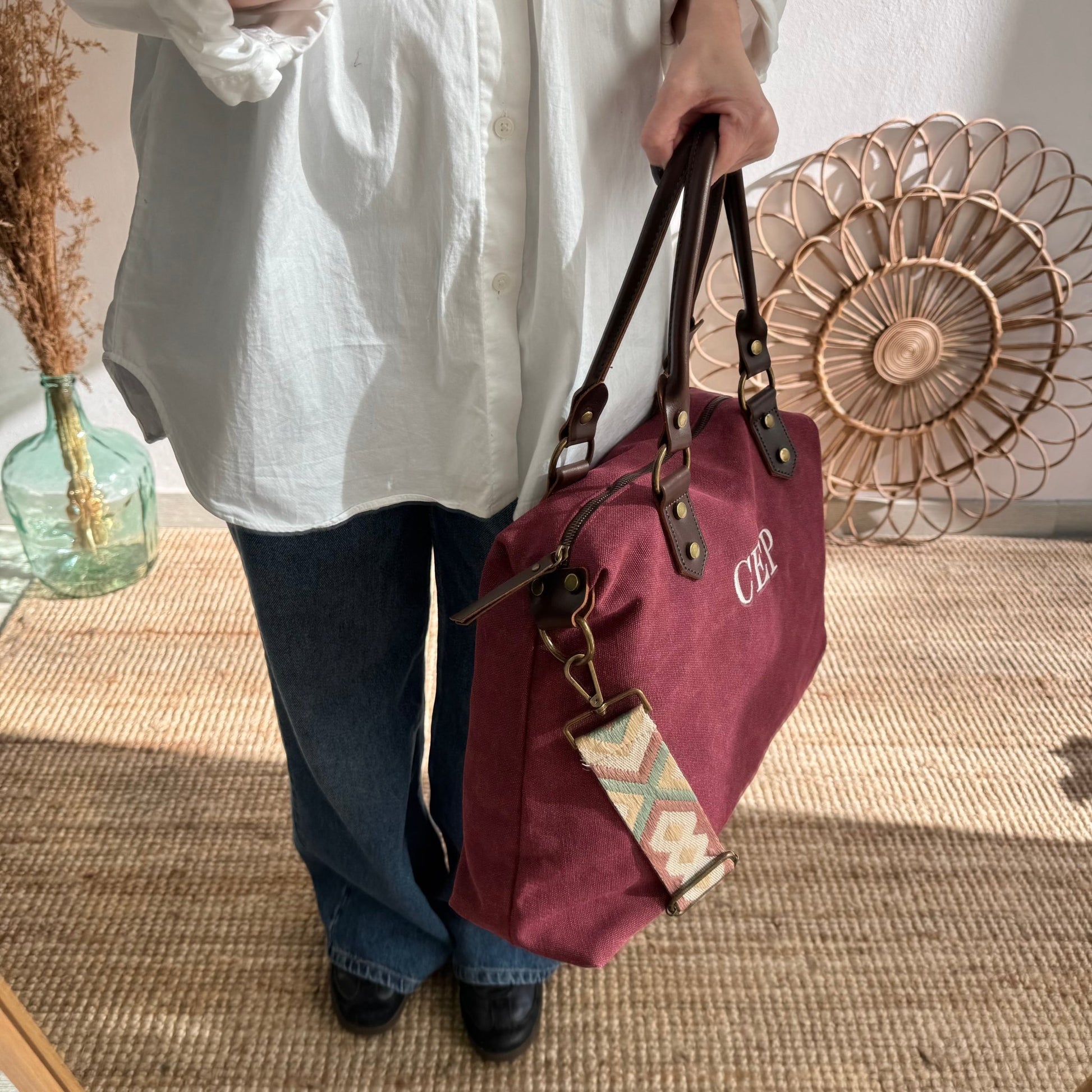 Bolso combinado loneta y piel granate iniciales bordadas con correa étnica - Bubbleshopbcn