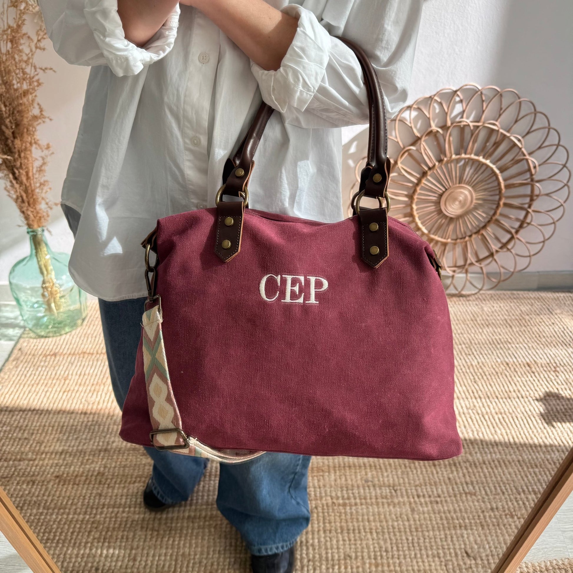 Bolso combinado loneta y piel granate iniciales bordadas con correa étnica - Bubbleshopbcn