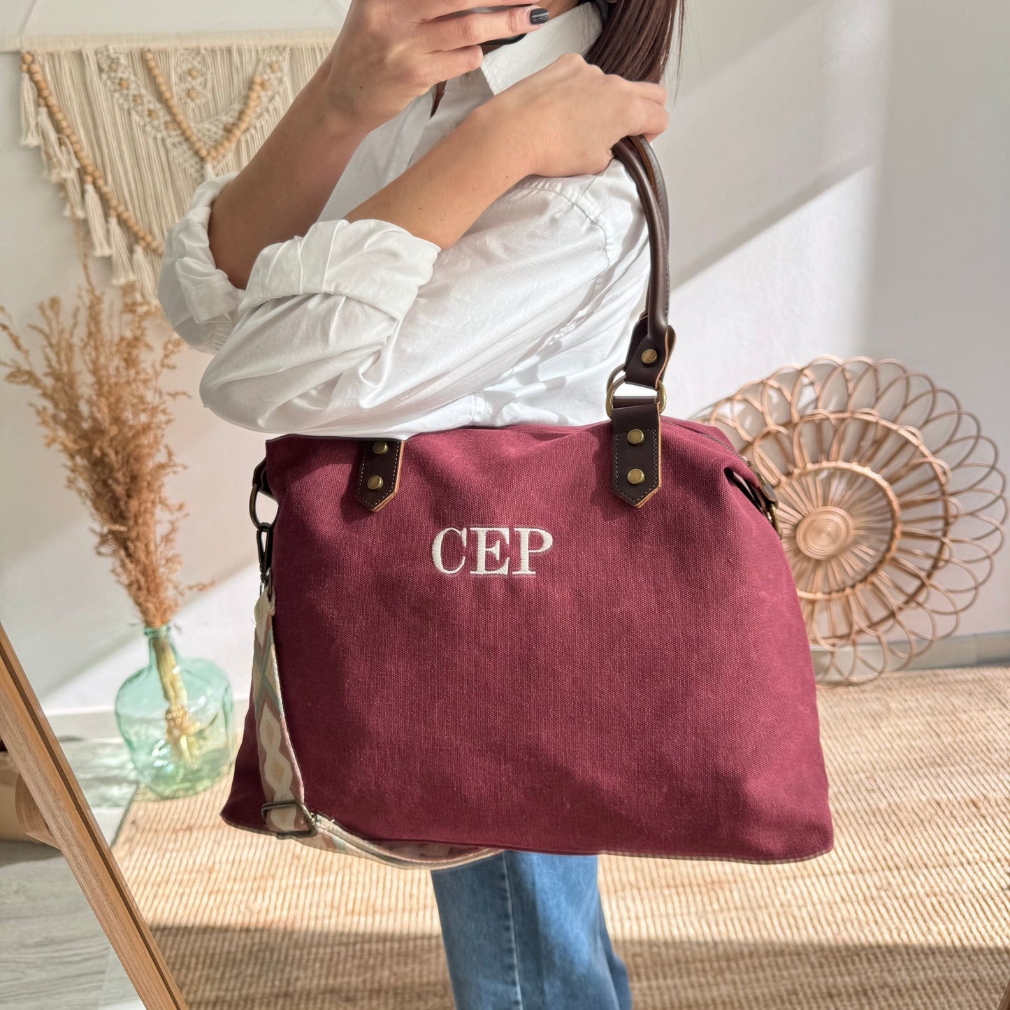 Bolso combinado loneta y piel granate iniciales bordadas con correa étnica - Bubbleshopbcn