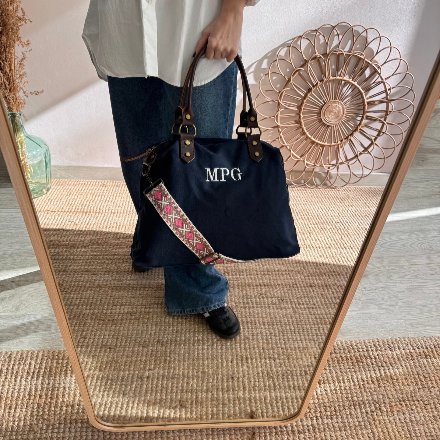 Bolso combinado loneta y piel azul marino iniciales bordadas con correa étnica - Bubbleshopbcn