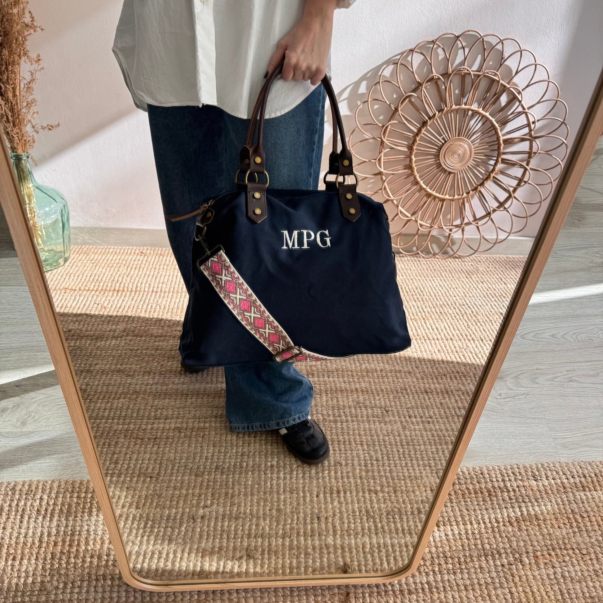 Bolso combinado loneta y piel azul marino iniciales bordadas con correa étnica - Bubbleshopbcn