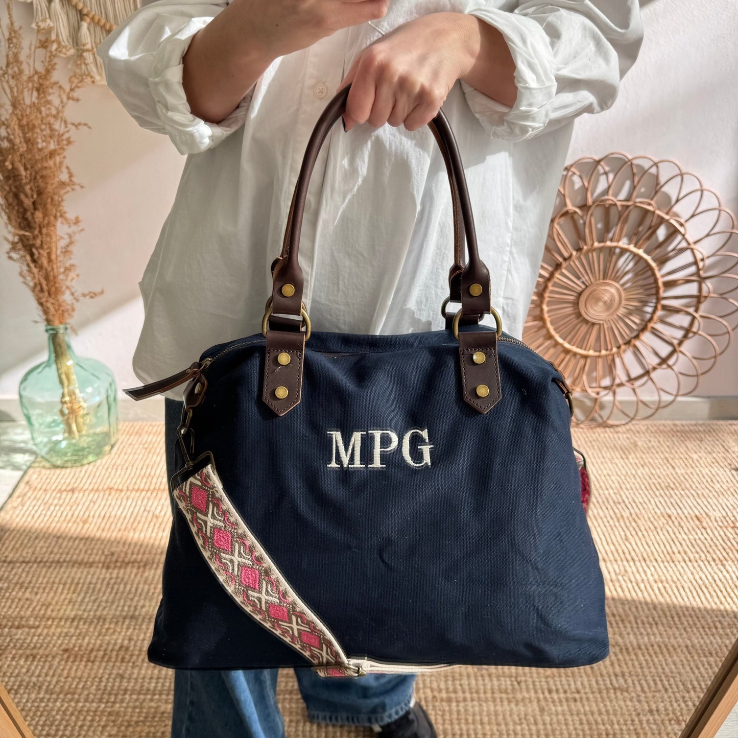 Bolso combinado loneta y piel azul marino iniciales bordadas con correa étnica - Bubbleshopbcn