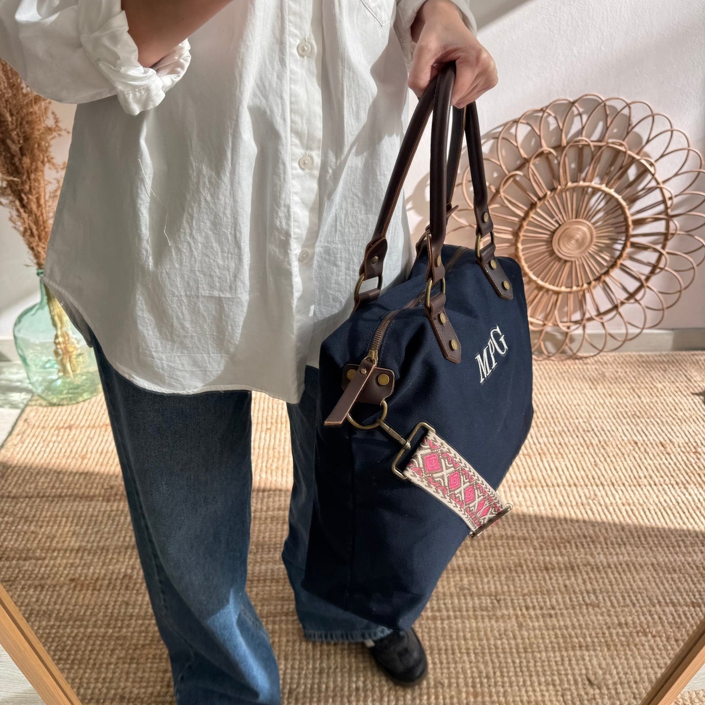 Bolso combinado loneta y piel azul marino iniciales bordadas con correa étnica - Bubbleshopbcn
