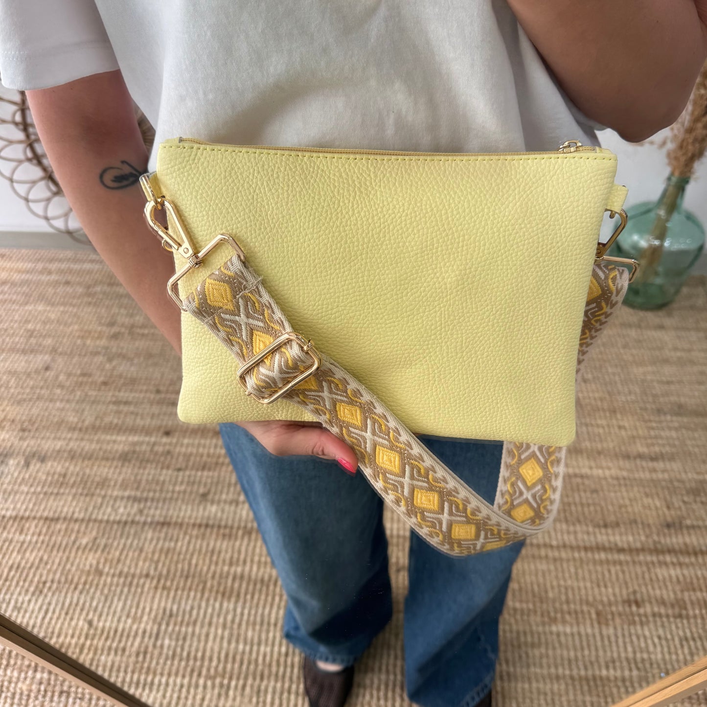 Bolso piel bandolera iniciales bordadas amarillo
