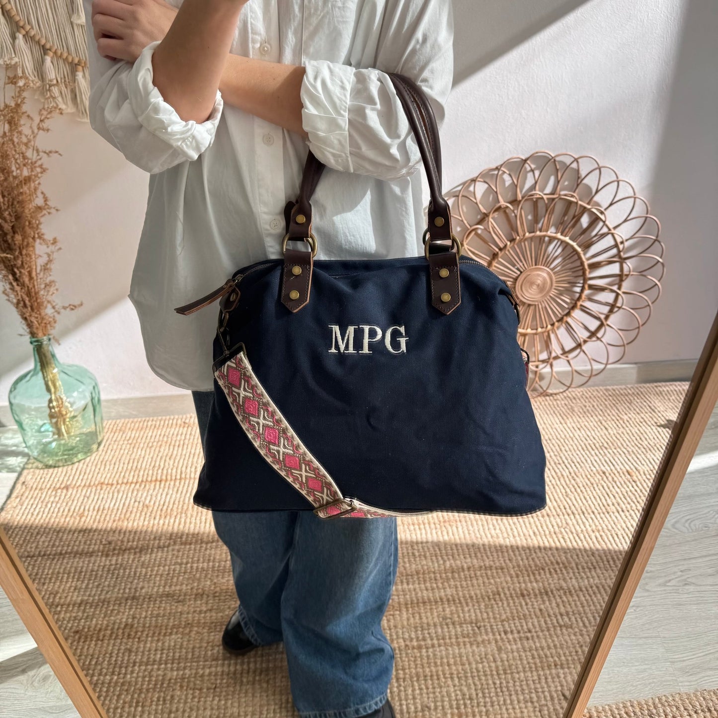 Bolso combinado loneta y piel azul marino iniciales bordadas con correa étnica - Bubbleshopbcn