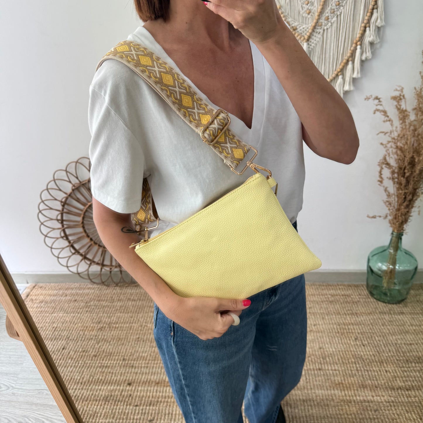 Bolso piel bandolera iniciales bordadas amarillo
