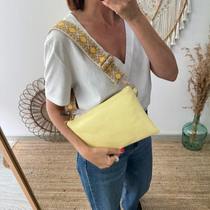 Bolso piel bandolera iniciales bordadas amarillo