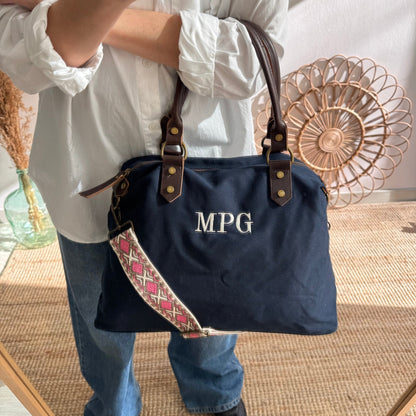 Bolso combinado loneta y piel azul marino iniciales bordadas con correa étnica - Bubbleshopbcn
