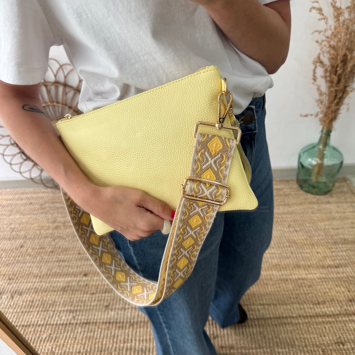 Bolso piel bandolera iniciales bordadas amarillo