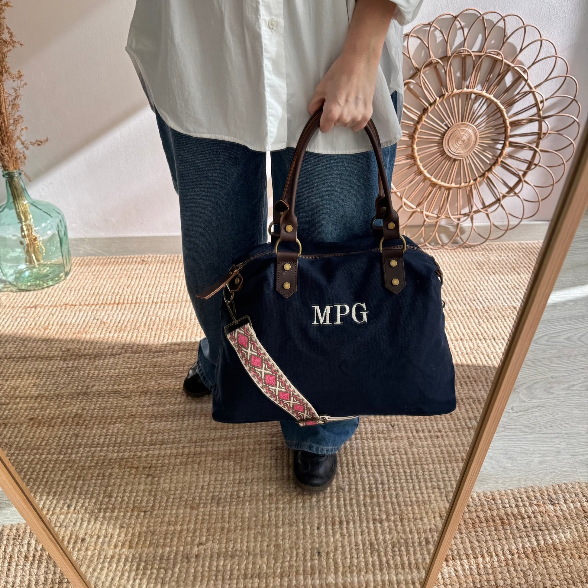 Bolso combinado loneta y piel azul marino iniciales bordadas con correa étnica - Bubbleshopbcn