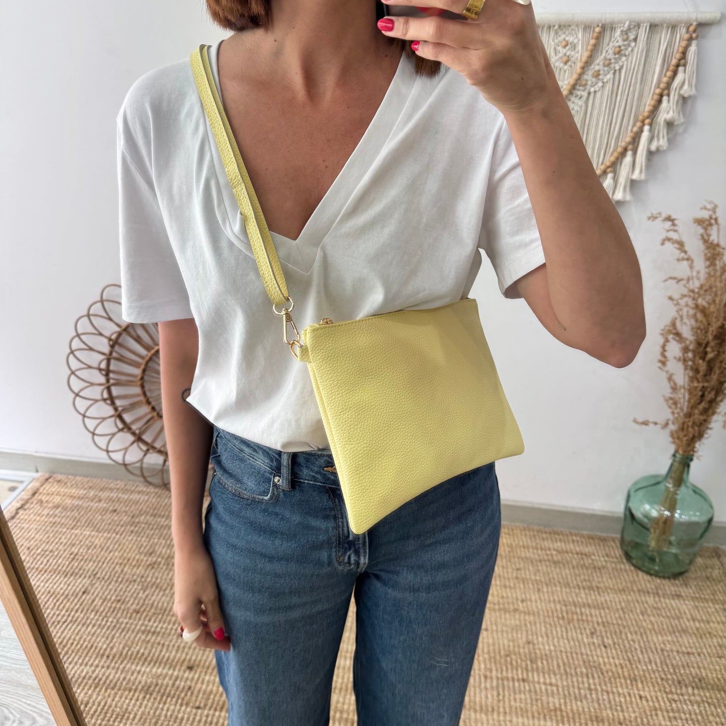 Bolso piel bandolera iniciales bordadas amarillo