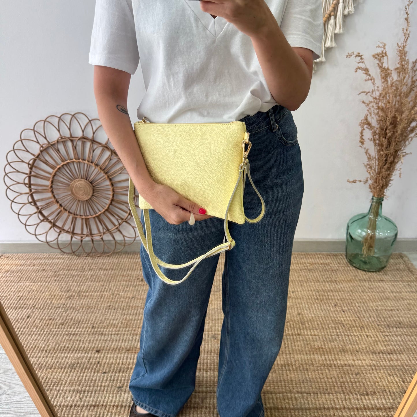Bolso piel bandolera iniciales bordadas amarillo