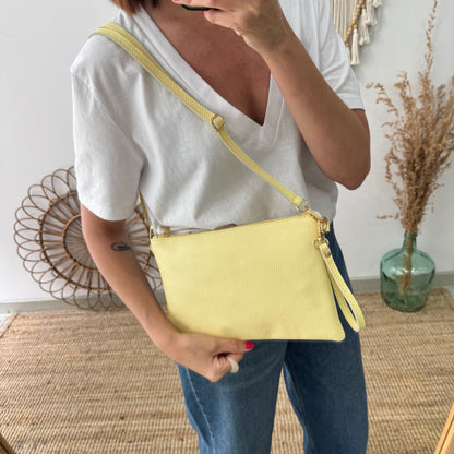 Bolso piel bandolera iniciales bordadas amarillo