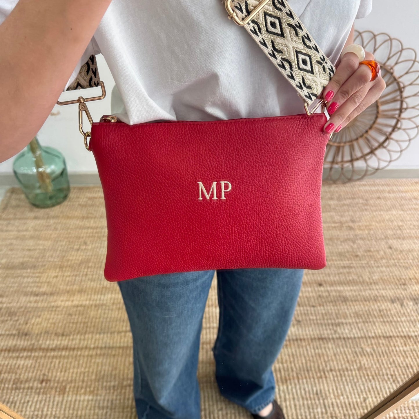 Bolso piel bandolera iniciales bordadas rojo - Bubbleshopbcn