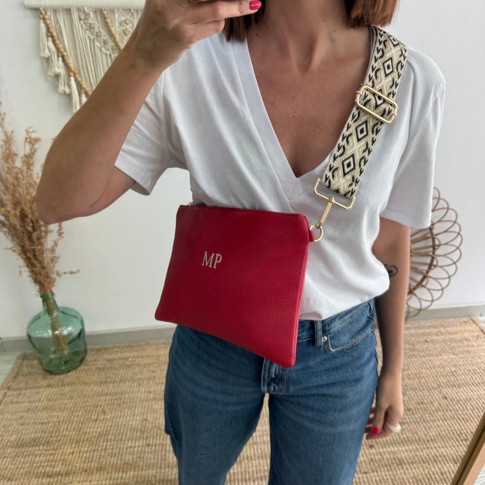 Bolso piel bandolera iniciales bordadas rojo - Bubbleshopbcn