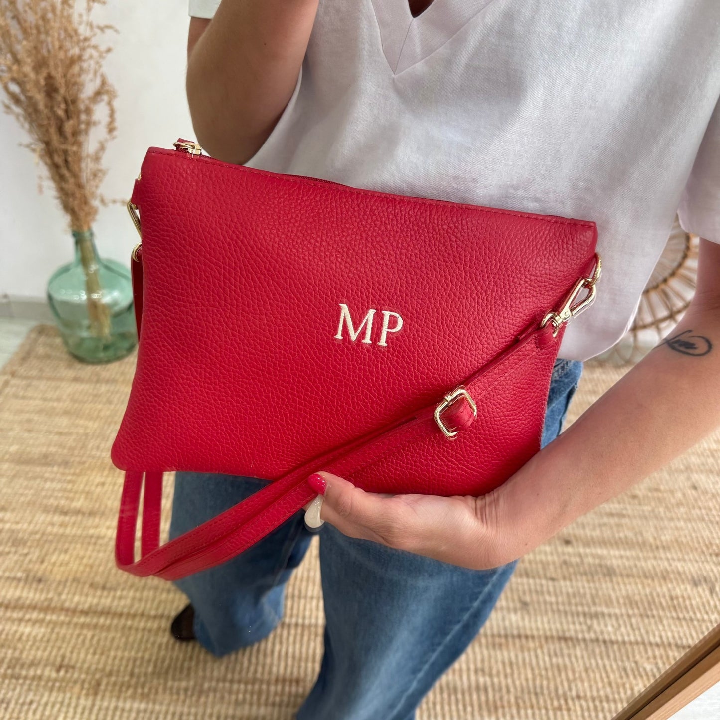 Bolso piel bandolera iniciales bordadas rojo - Bubbleshopbcn