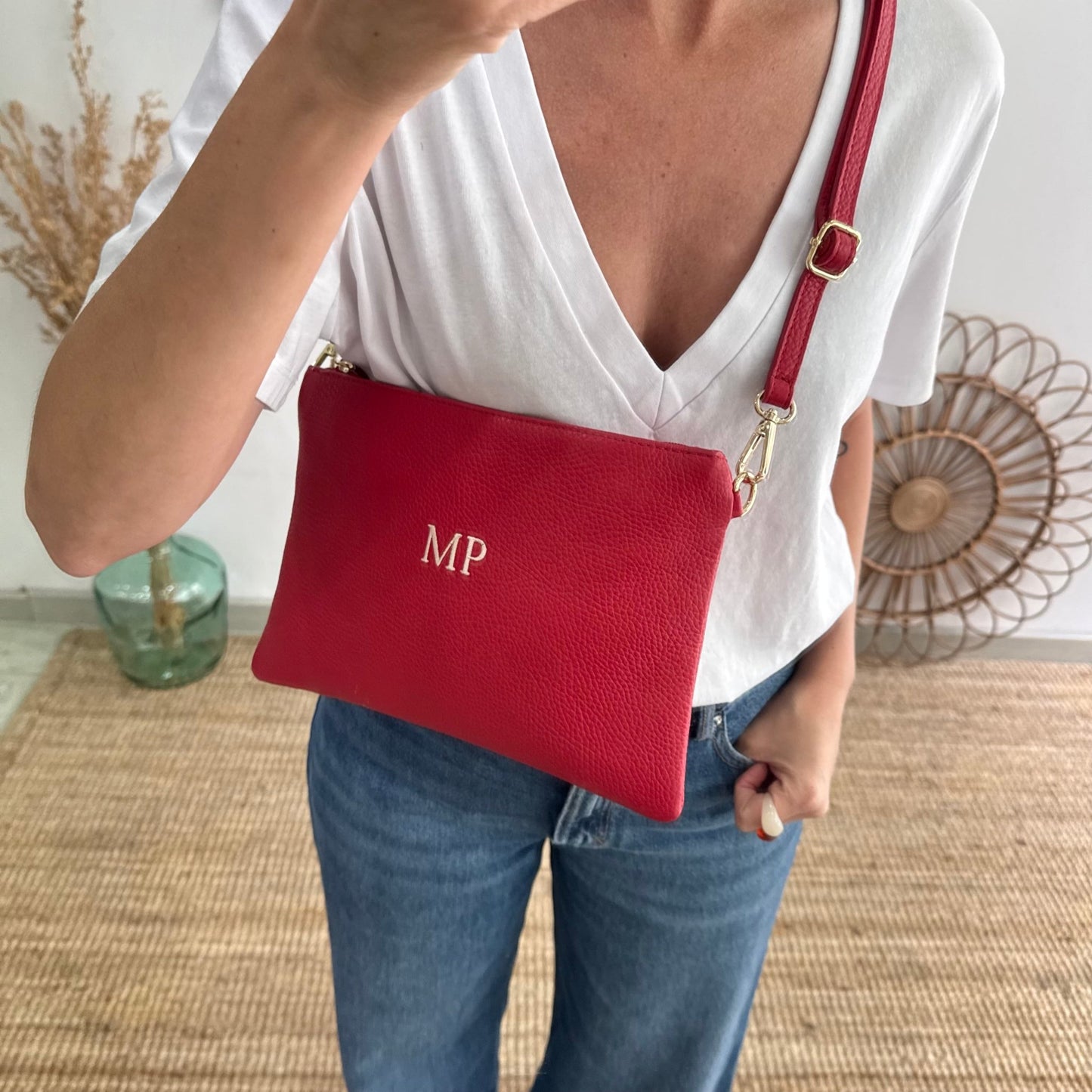 Bolso piel bandolera iniciales bordadas rojo - Bubbleshopbcn