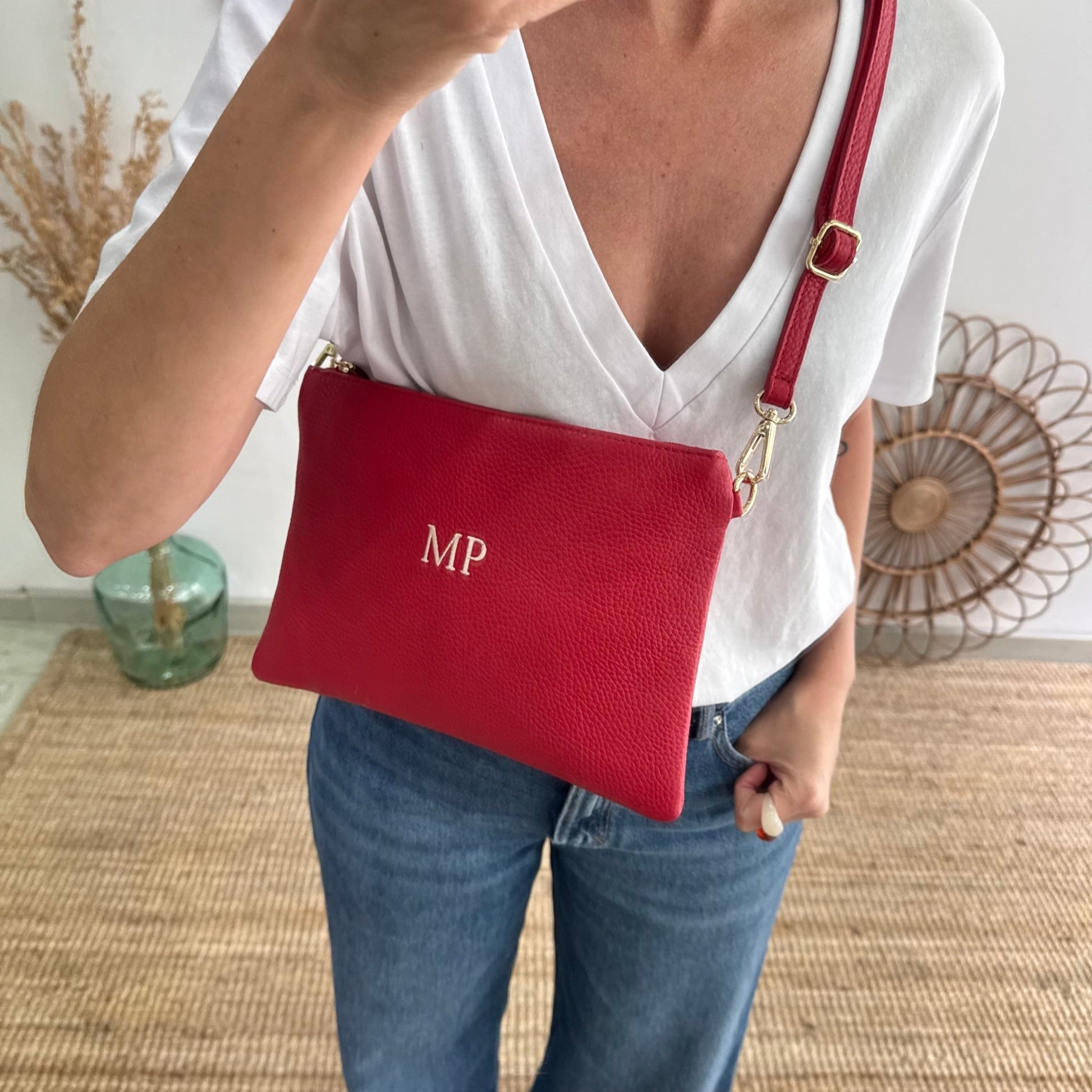 Bolso piel bandolera iniciales bordadas rojo - Bubbleshopbcn