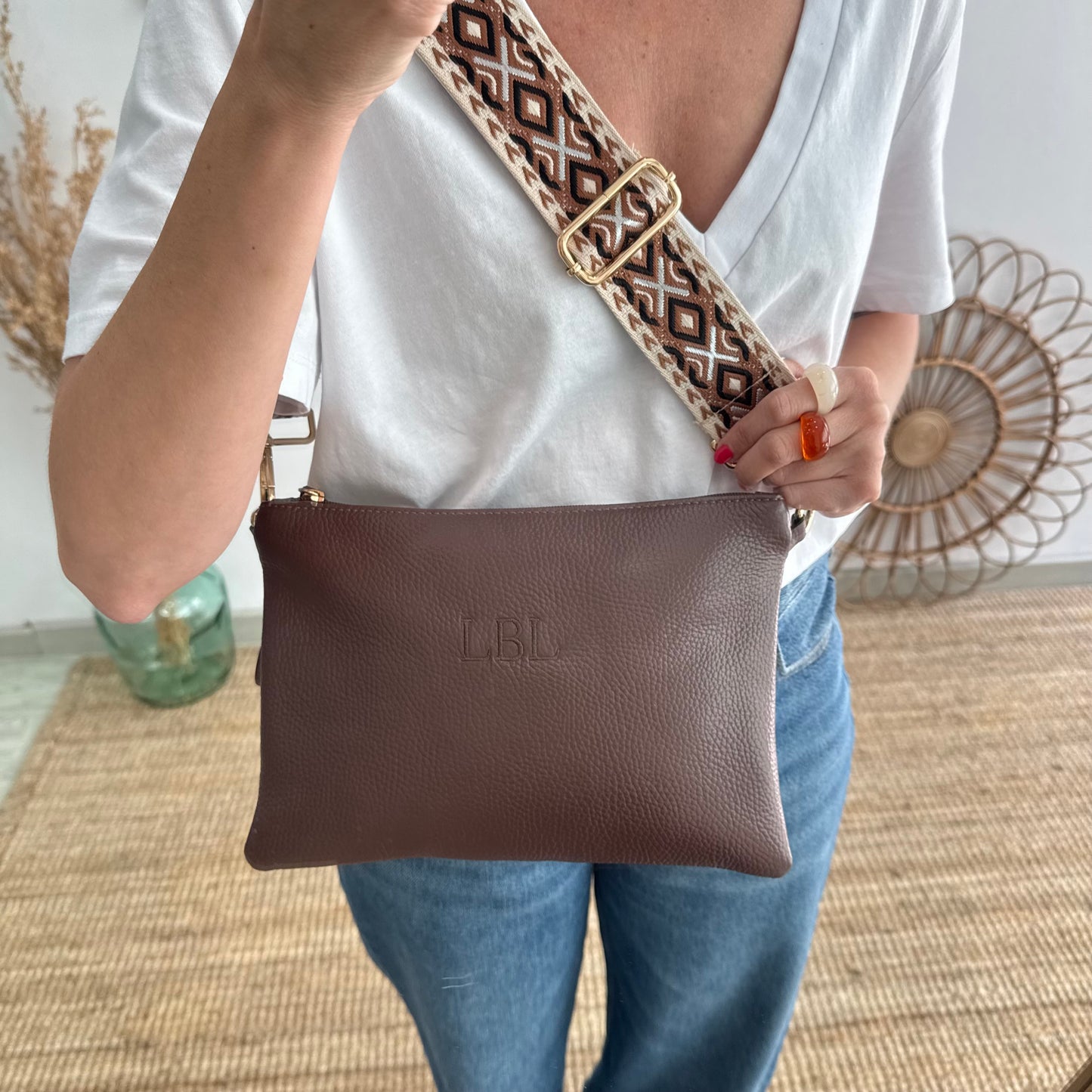 Bolso piel bandolera iniciales bordadas marrón