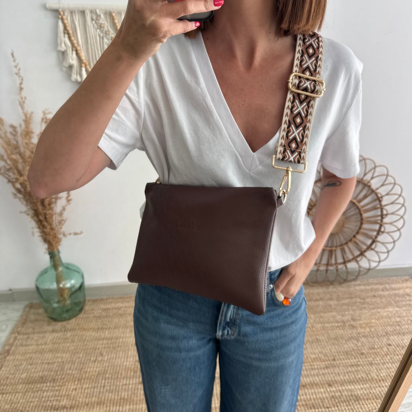 Bolso piel bandolera iniciales bordadas marrón