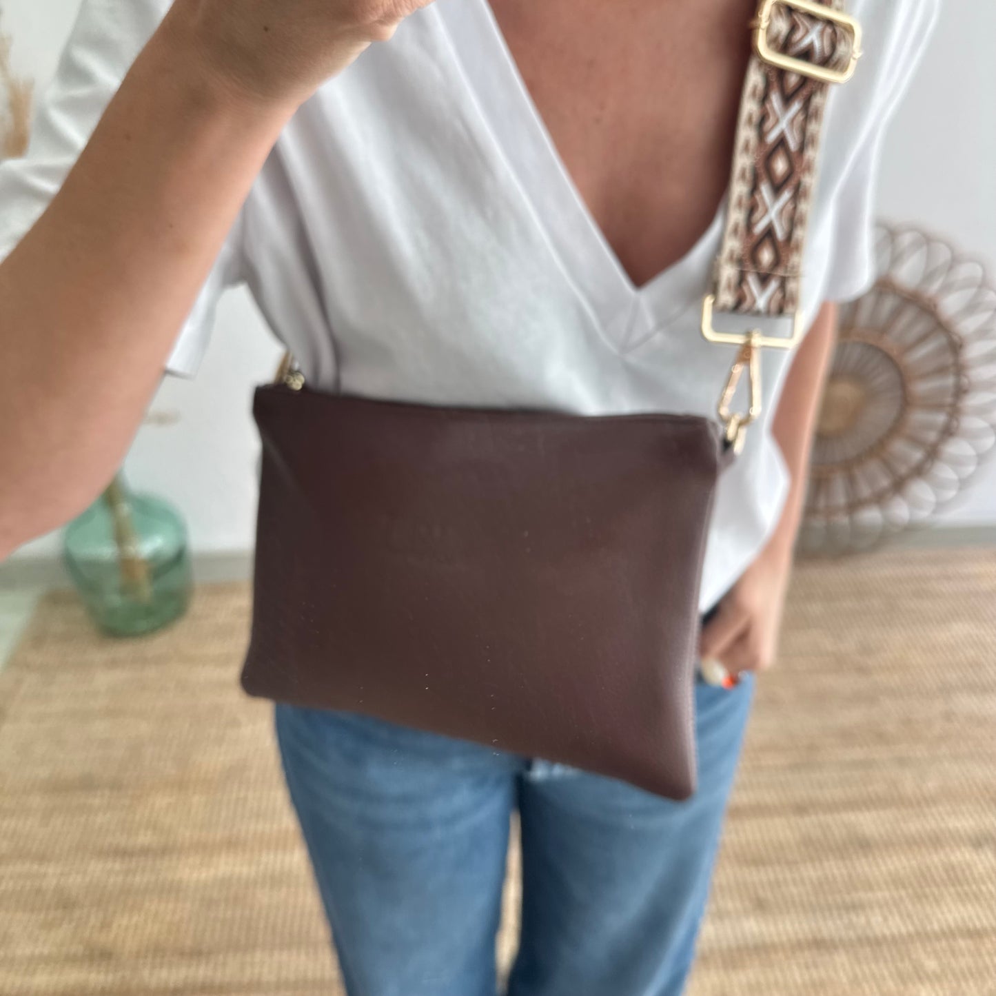 Bolso piel bandolera iniciales bordadas marrón