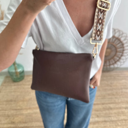 Bolso piel bandolera iniciales bordadas marrón