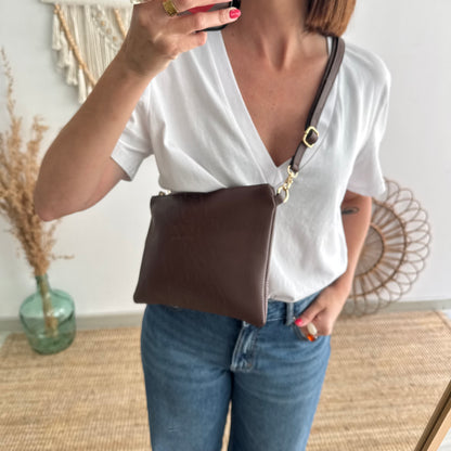 Bolso piel bandolera iniciales bordadas marrón