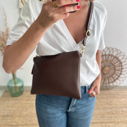 Bolso piel bandolera iniciales bordadas marrón