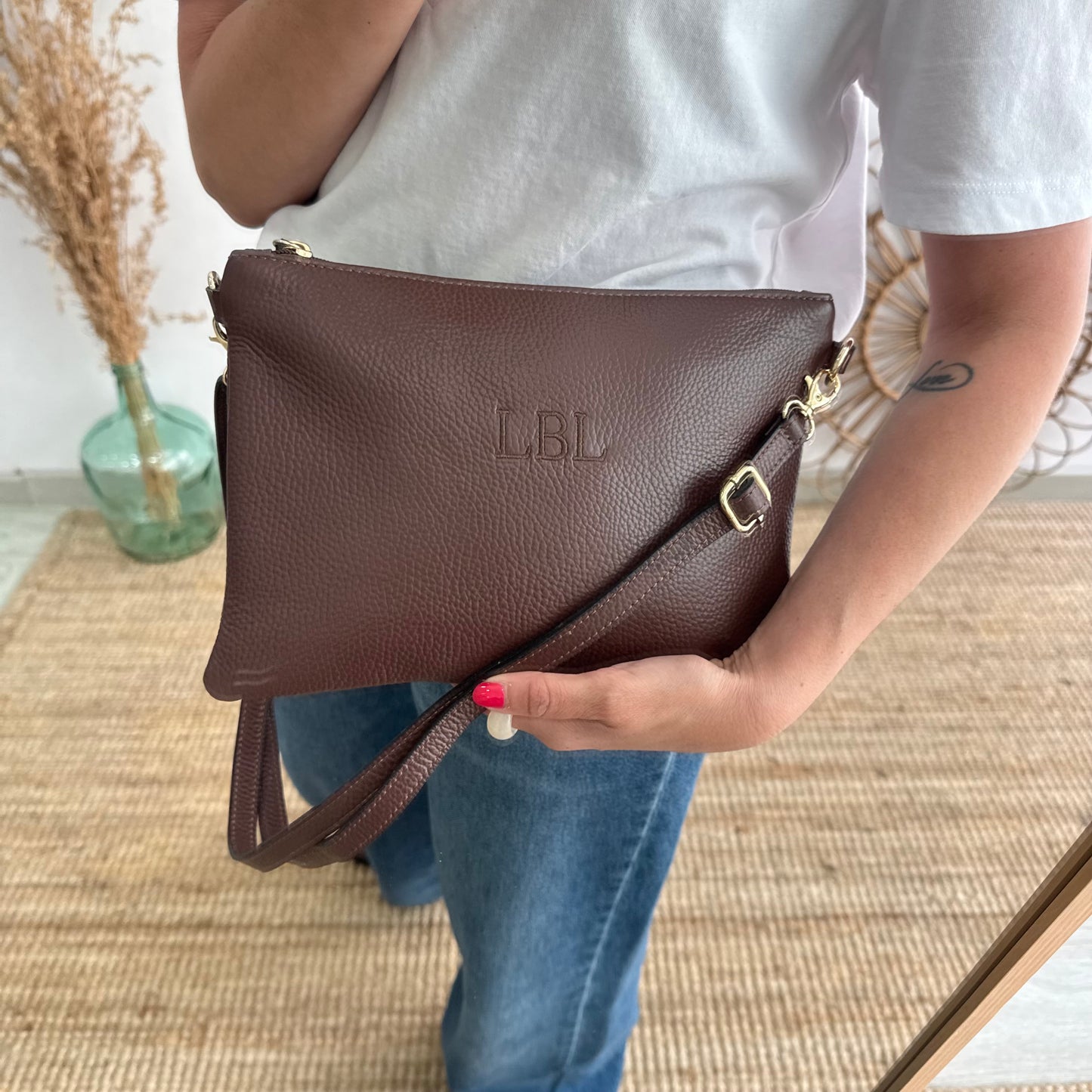 Bolso piel bandolera iniciales bordadas marrón