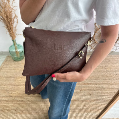 Bolso piel bandolera iniciales bordadas marrón