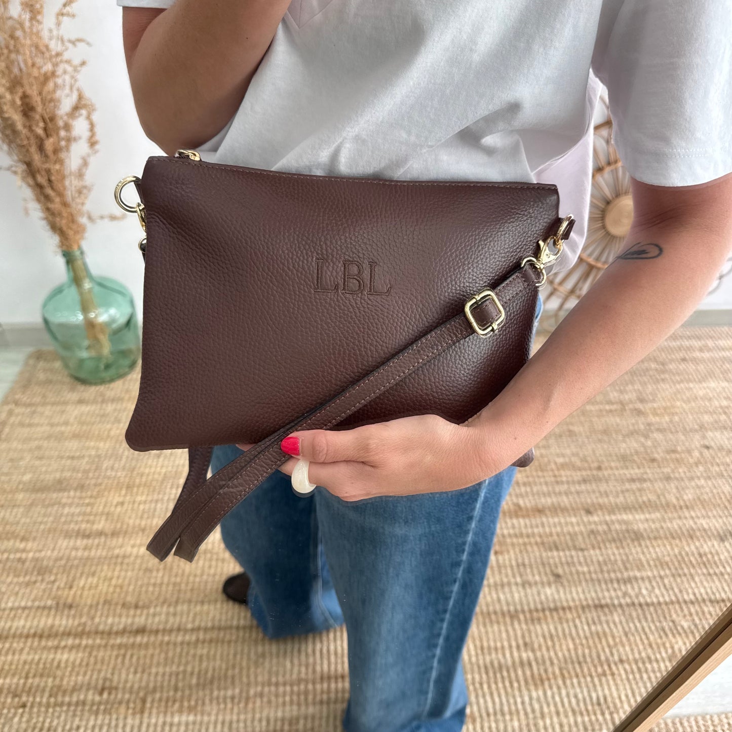Bolso piel bandolera iniciales bordadas marrón