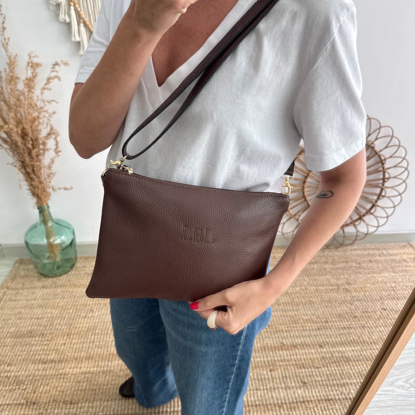 Bolso piel bandolera iniciales bordadas marrón